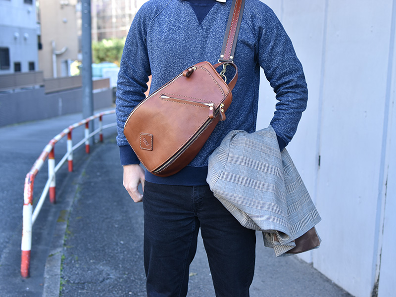 男の冬に、トリプルファスナーボディバッグ(F-3)｜革鞄・革小物のHERZ