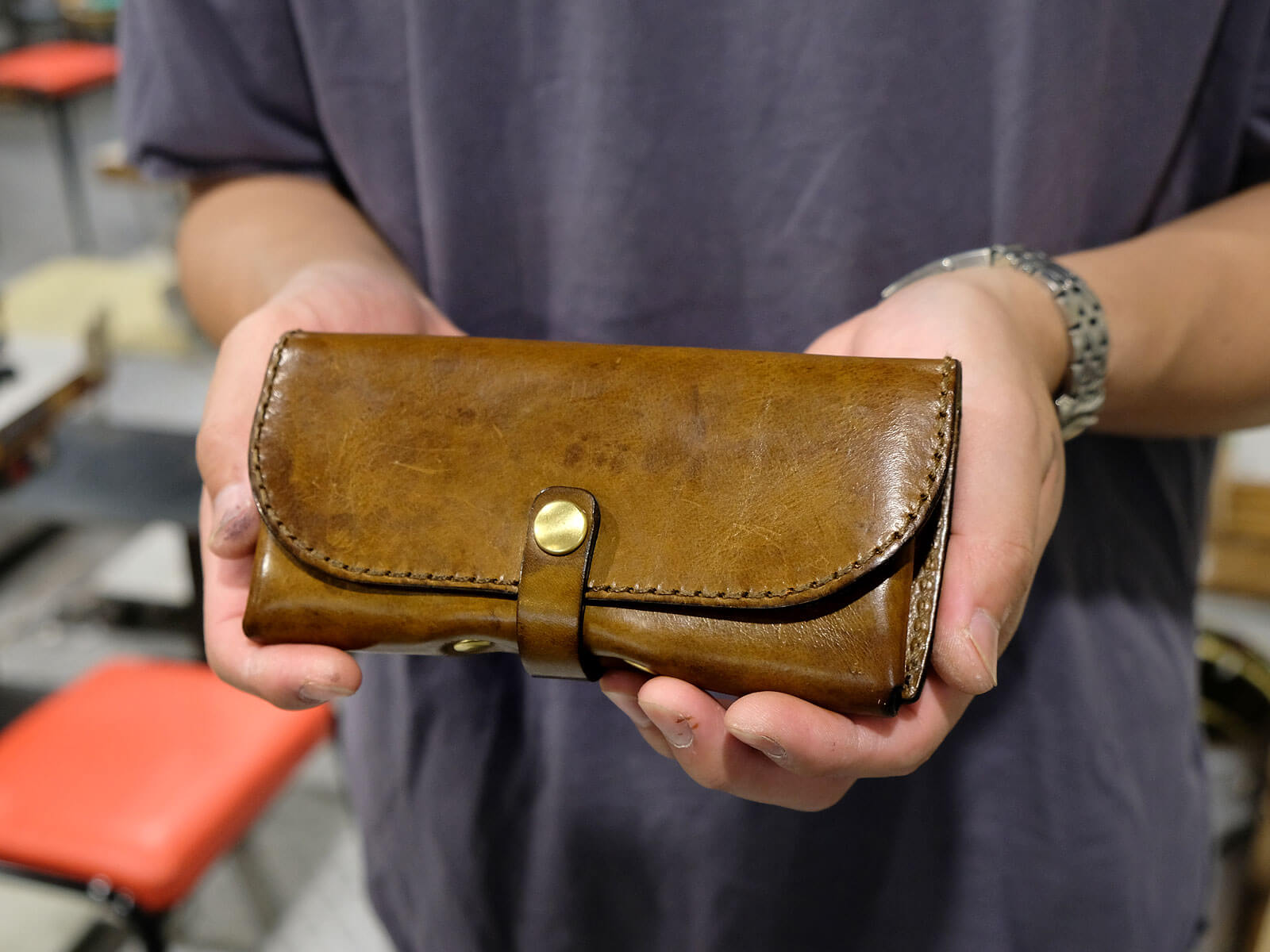 大阪店作り手：内海愛用「ベルト留めのメガネケース」｜革鞄・革小物の