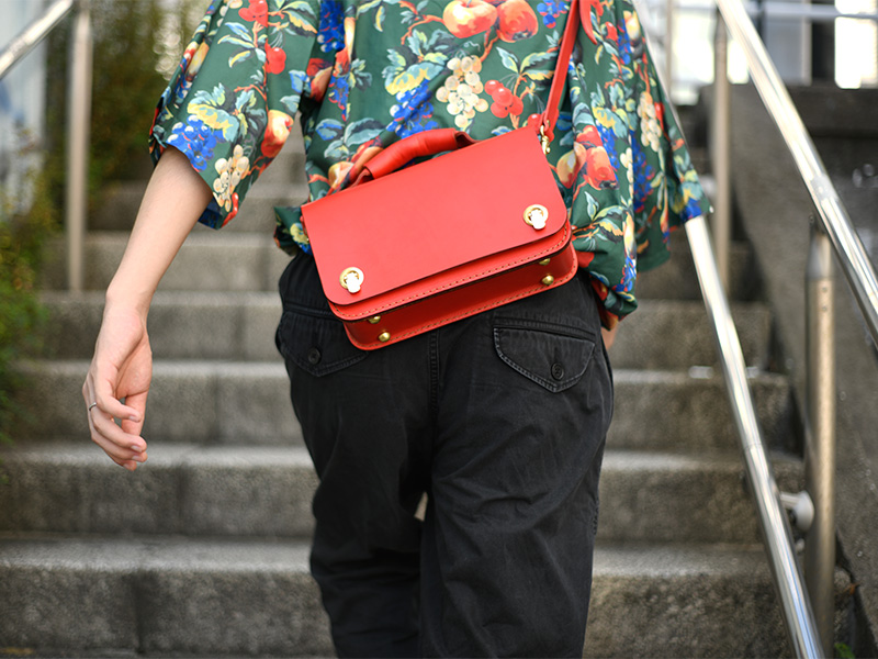 初秋、レッドの鞄をお勧めします｜革鞄・革小物のHERZ公式通販