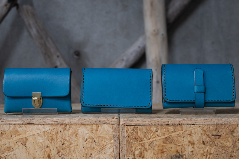 夏の限定革「セルリアンブルー」札幌店ラインナップ｜革鞄・革小物の
