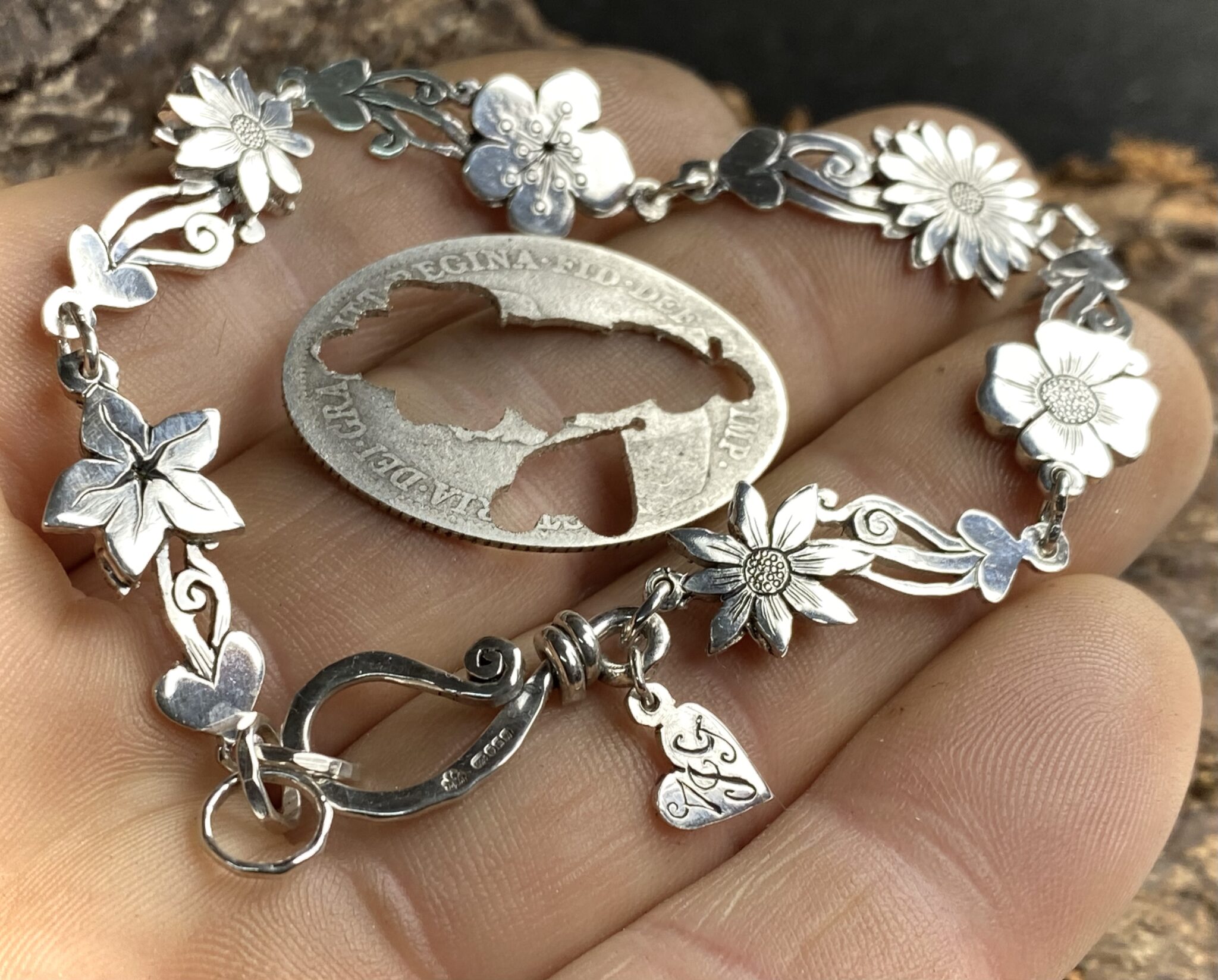 Flower bracelet - Hairy Growler - Gathering wild flowers