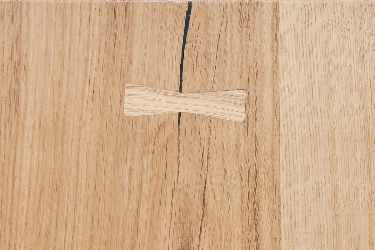 天然木の温もりと無機質な金属脚の調和をお愉しみいただけます。｜No