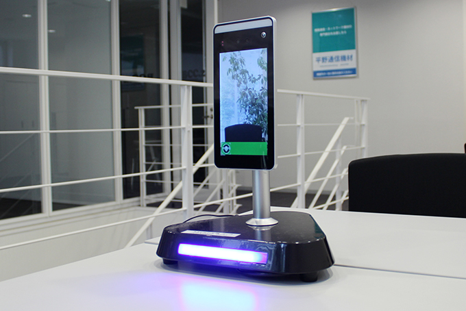 タブレット型検温デバイス「AI顔認証体温測定装置」｜製品ブログ｜平野