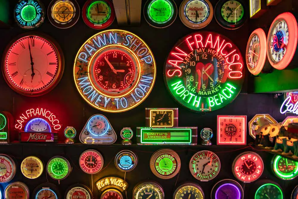 この度、聖林公司創業者・ゲン垂水のネオンクロックコレクションが