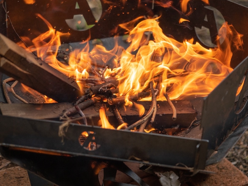 Asimocrafts(アシモクラフト)』の焚火台「takibi_no_asi」と風防を