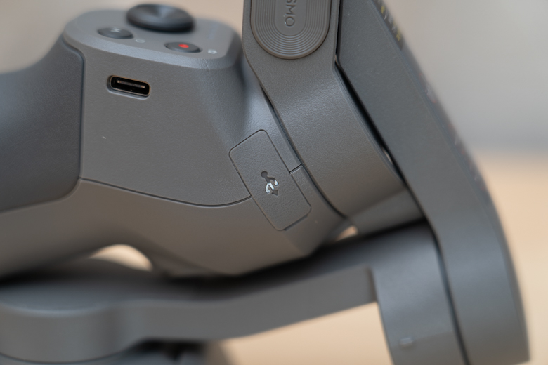 DJI 新型折り畳みスマホ用ジンバル「Osmo Mobile 3 コンボ」開封！付属