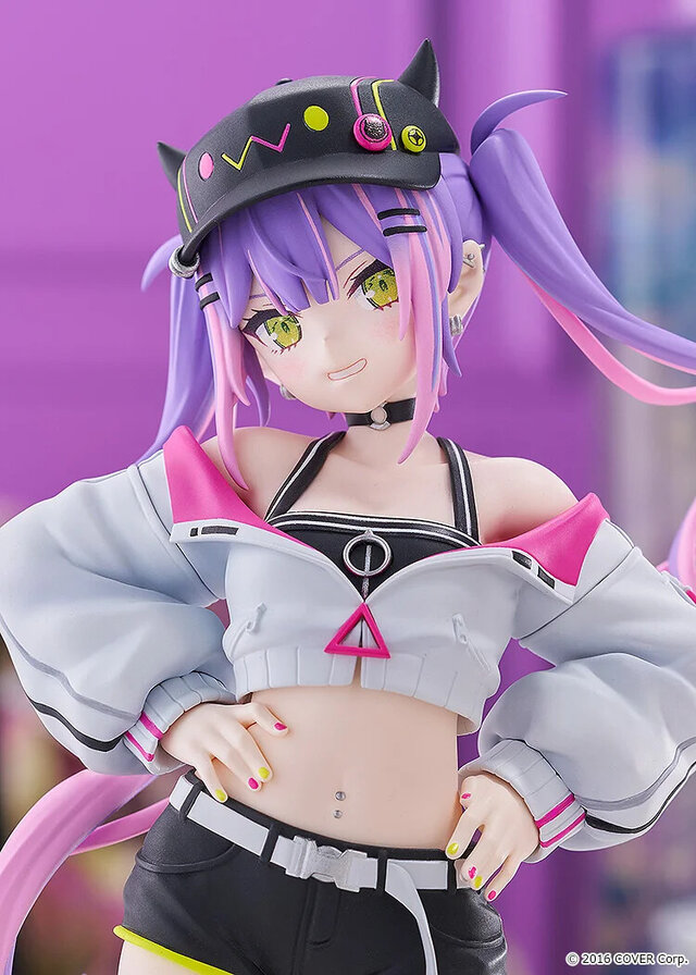 太ももに網タイツ！ホロライブ・常闇トワのへそ出し眩しいフィギュアが