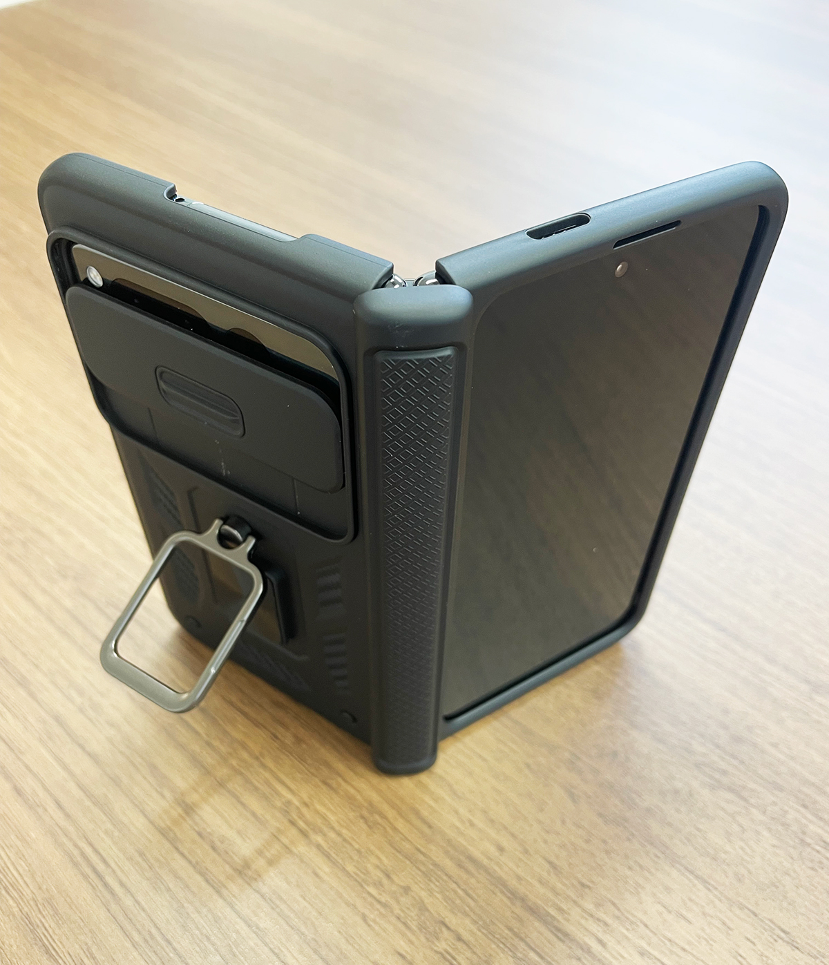 Google Pixel Foldのケース、買う前に知っておくべきこと | スマホ修理