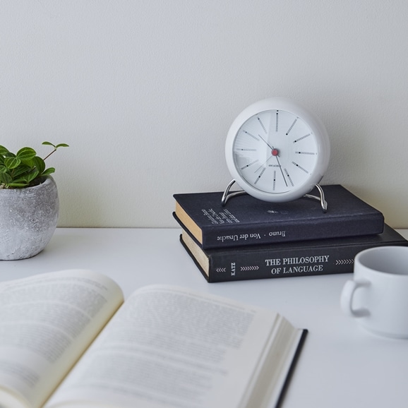 Arne Jacobsen テーブルクロック BANKERS グレー｜時計｜IDEE SHOP Online