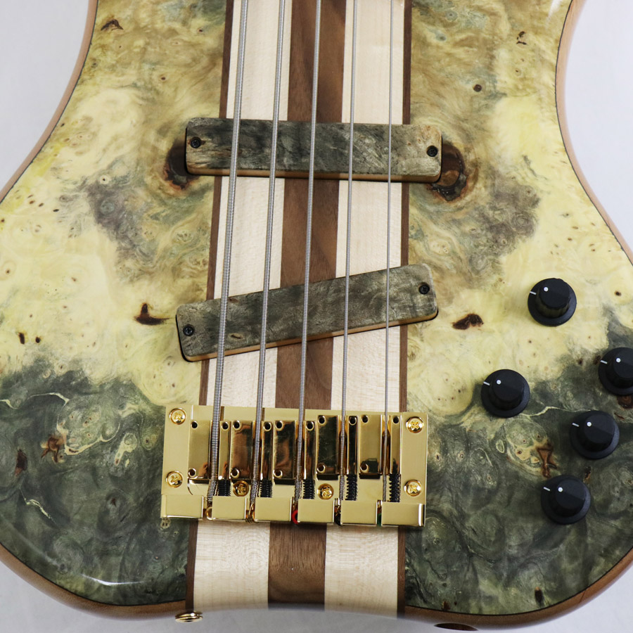 一度弾いたら止められない・・・。スルーネックの音って気持ちいいです