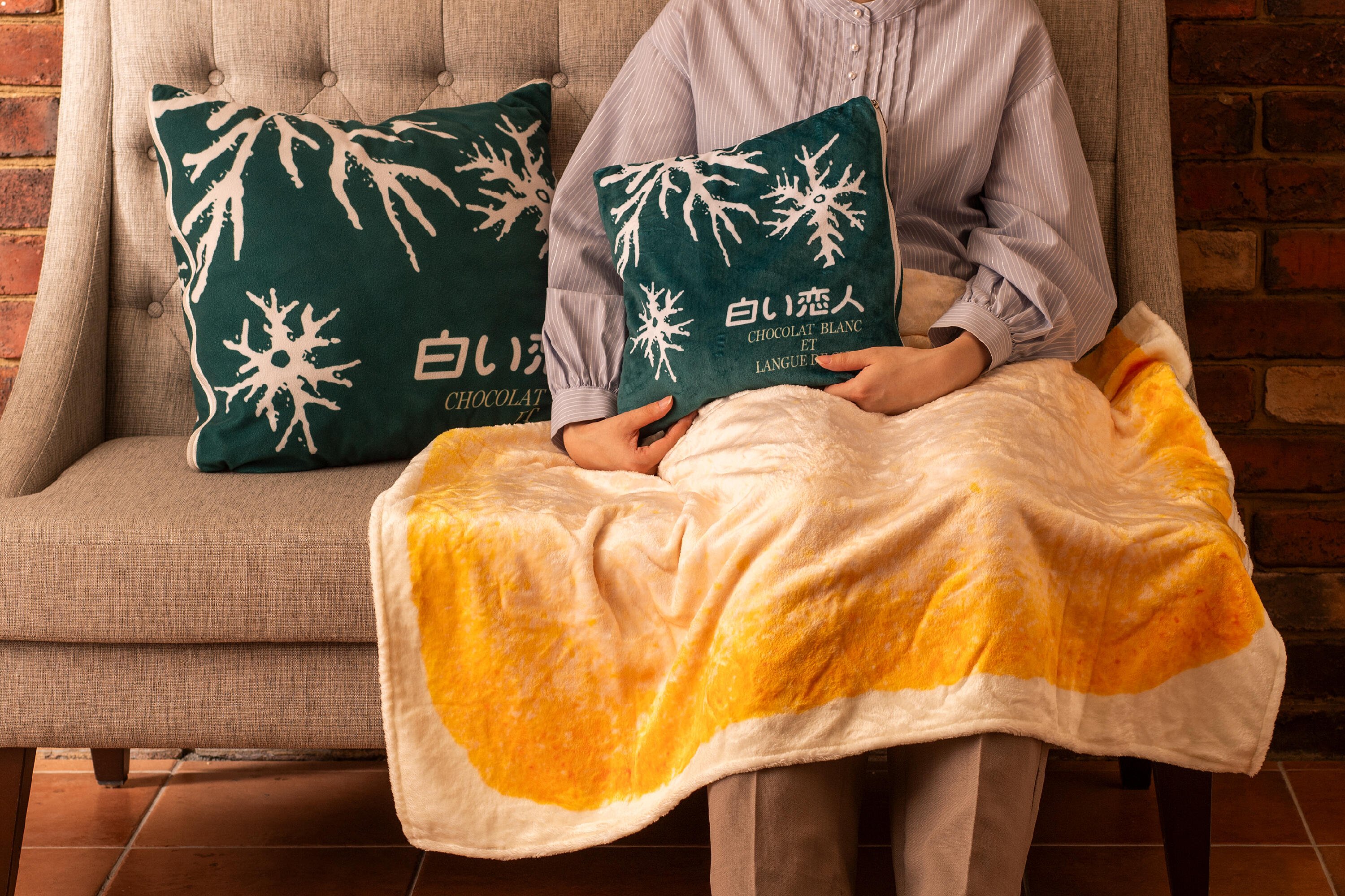 ひとつで二役！「白い恋人クッションブランケット」11月11日(火)新発売