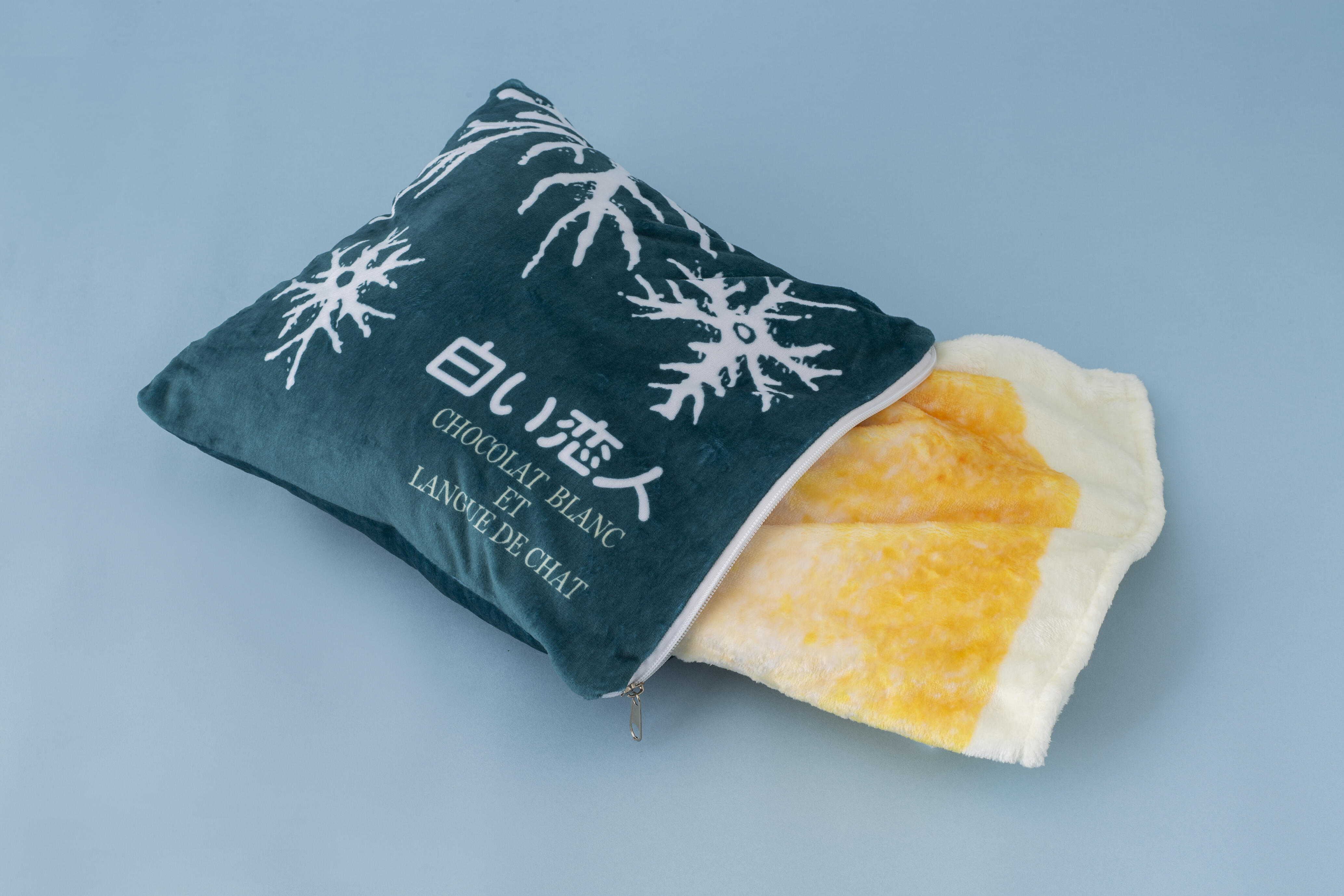 ひとつで二役！「白い恋人クッションブランケット」11月11日(火)新発売