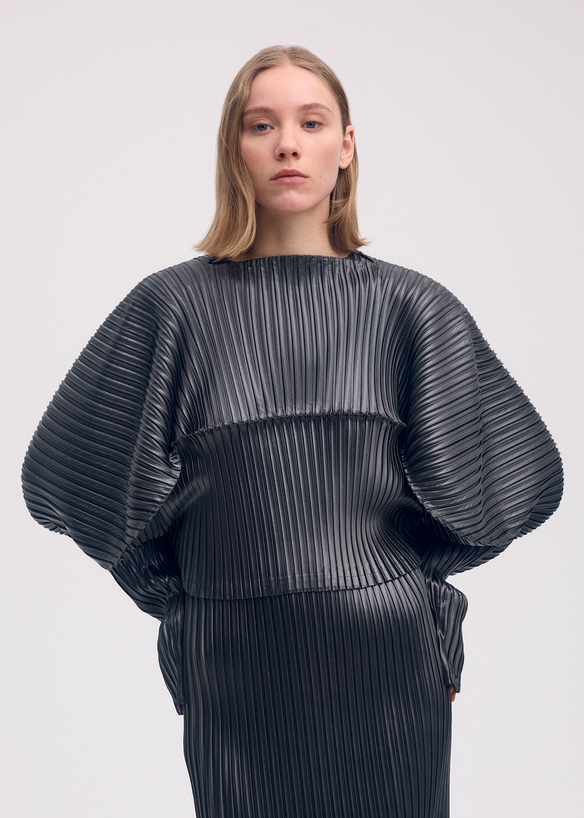 GLOSSED METAL PLEATS – isseymiyake.com