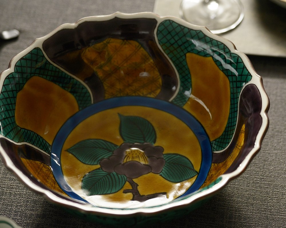 瑛生の器（九谷美陶園）｜吉田屋手椿文様大鉢 ｜作家の器と暮らす。IVORY