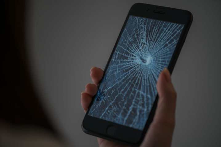 iPhone8が割れた！？修理代やリスクヘッジ方法 | iPhone修理アイサポの