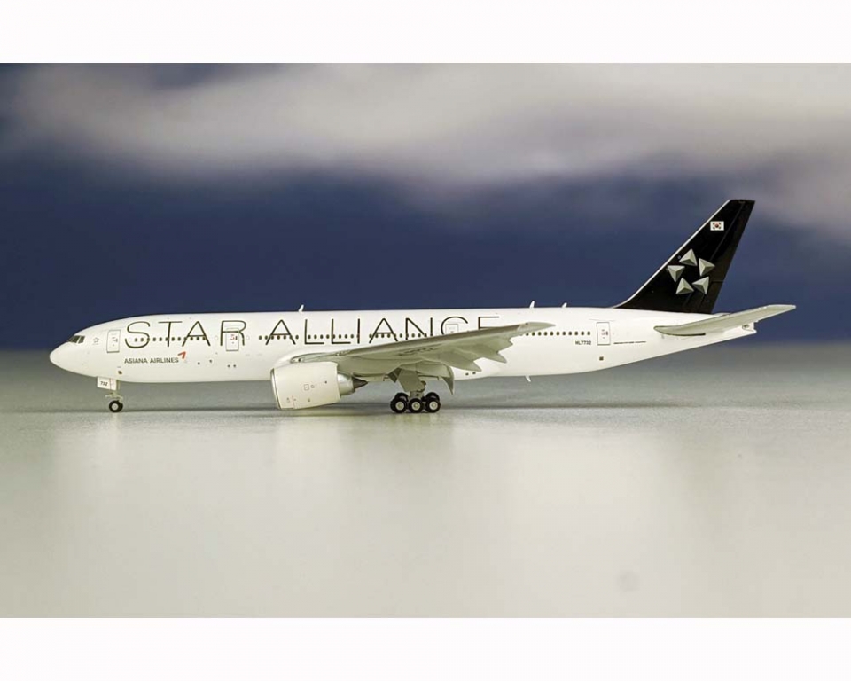 www.JetCollector.com: Asiana B777-200ER Star Alliance Flaps Down w