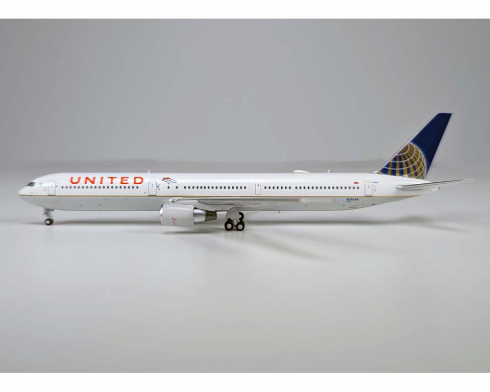 www.JetCollector.com: United Airlines Orange Cheat Line B767-400ER