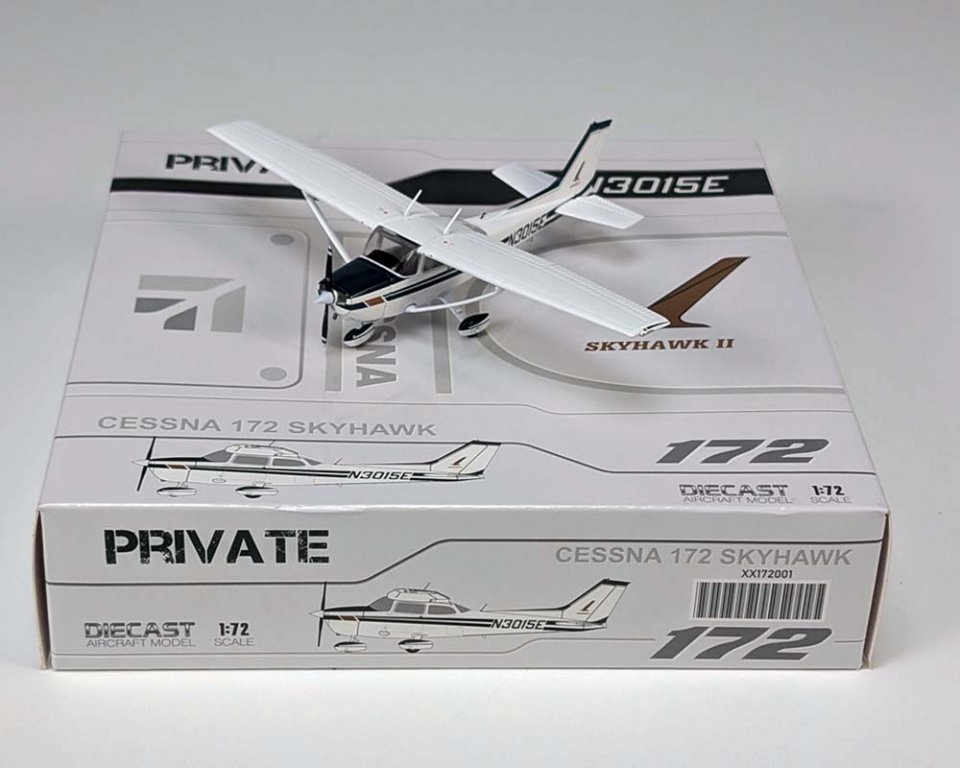 www.JetCollector.com: Cessna 172 SkyHawk II w/stand N3015E 1:72