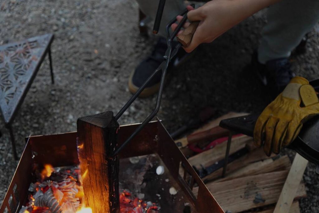 MAKIBASAMI】 見た目と機能性を兼ね備えた薪バサミ by neru design