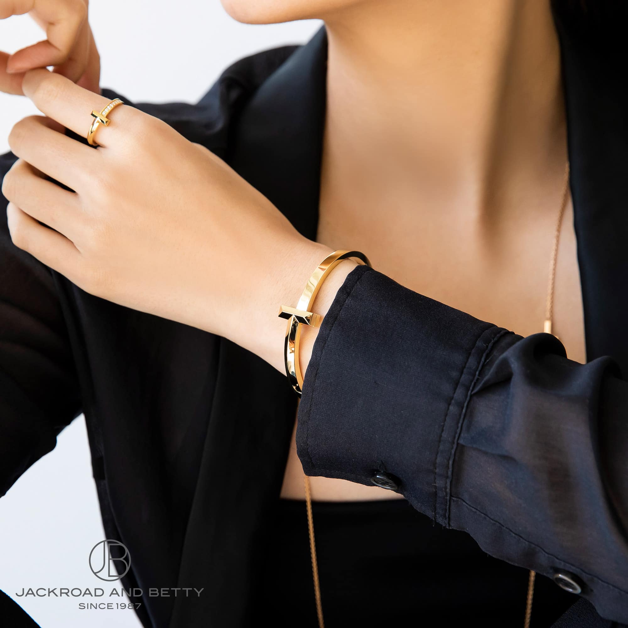 Tワン ワイド ヒンジ バングル M YG[68489326] T1 Wide Hinged Bangle