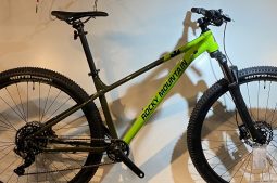 2011年ﾓﾃﾞﾙ SPECIALIZED ｽﾍﾟｼｬﾗｲｽﾞﾄﾞ CAMBER ELITE ｷｬﾝﾊﾞｰｴﾘｰﾄ