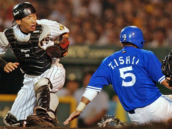 矢野輝弘陰のMPV この年、打率.32…：2003年 阪神セ界制覇 写真