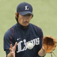 ファンに囲まれ表彰会場に入る沢村賞の西…：「侍ジャパン」 涌井秀章