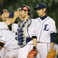 ファンに囲まれ表彰会場に入る沢村賞の西…：「侍ジャパン」 涌井秀章