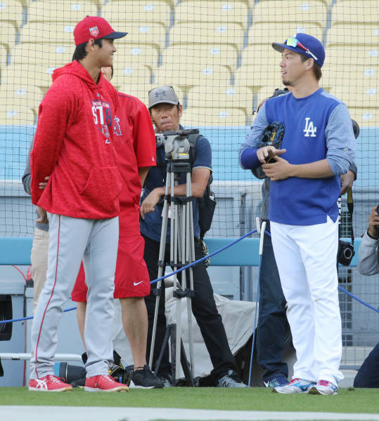 試合前の練習中、話し込むエン…：日本が誇るマエケン 前田健太投手