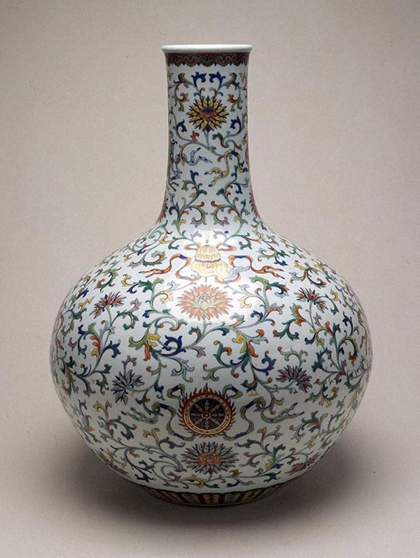 粉彩団蝶文碗｜展示中の日本・東洋のやきもの｜コレクション｜岡田美術館