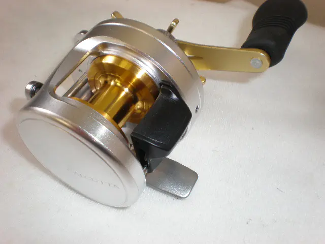 カルカッタ300F（右） - 26,200円 : 海釣り、船釣り専門店の沖三昧