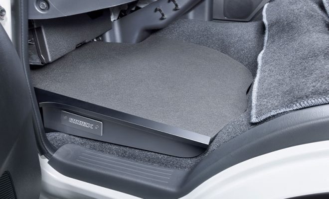 ハイエースの助手席の足元を底上げしてくれるフットアップフロアパネル