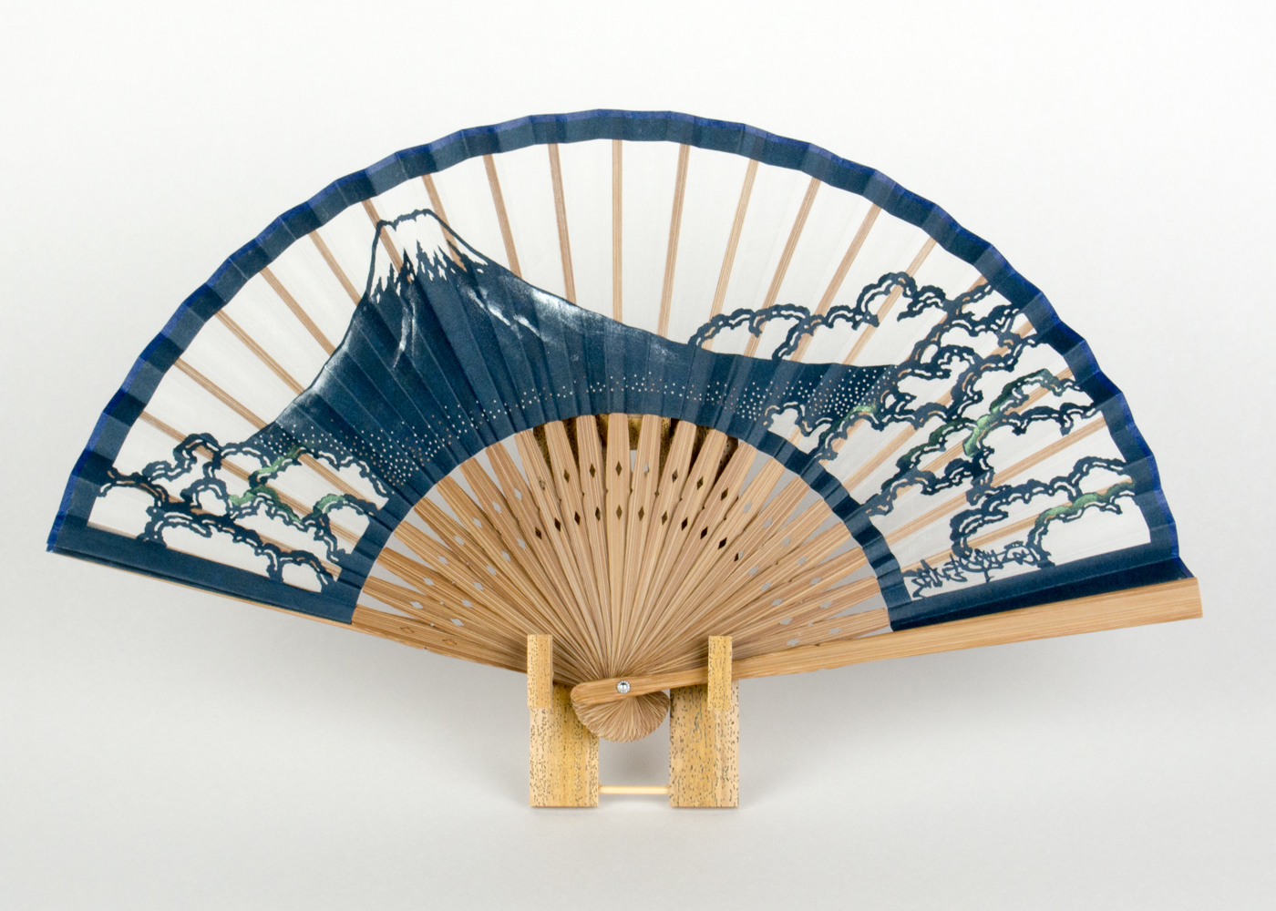 富士山」青 伊勢型紙扇子 / 伊勢型紙専門店おおすぎ