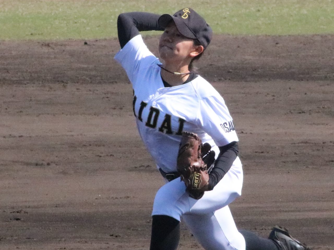 女子の「阪神タイガース対大阪体育大学」～硬式野球部女子がOG多数の