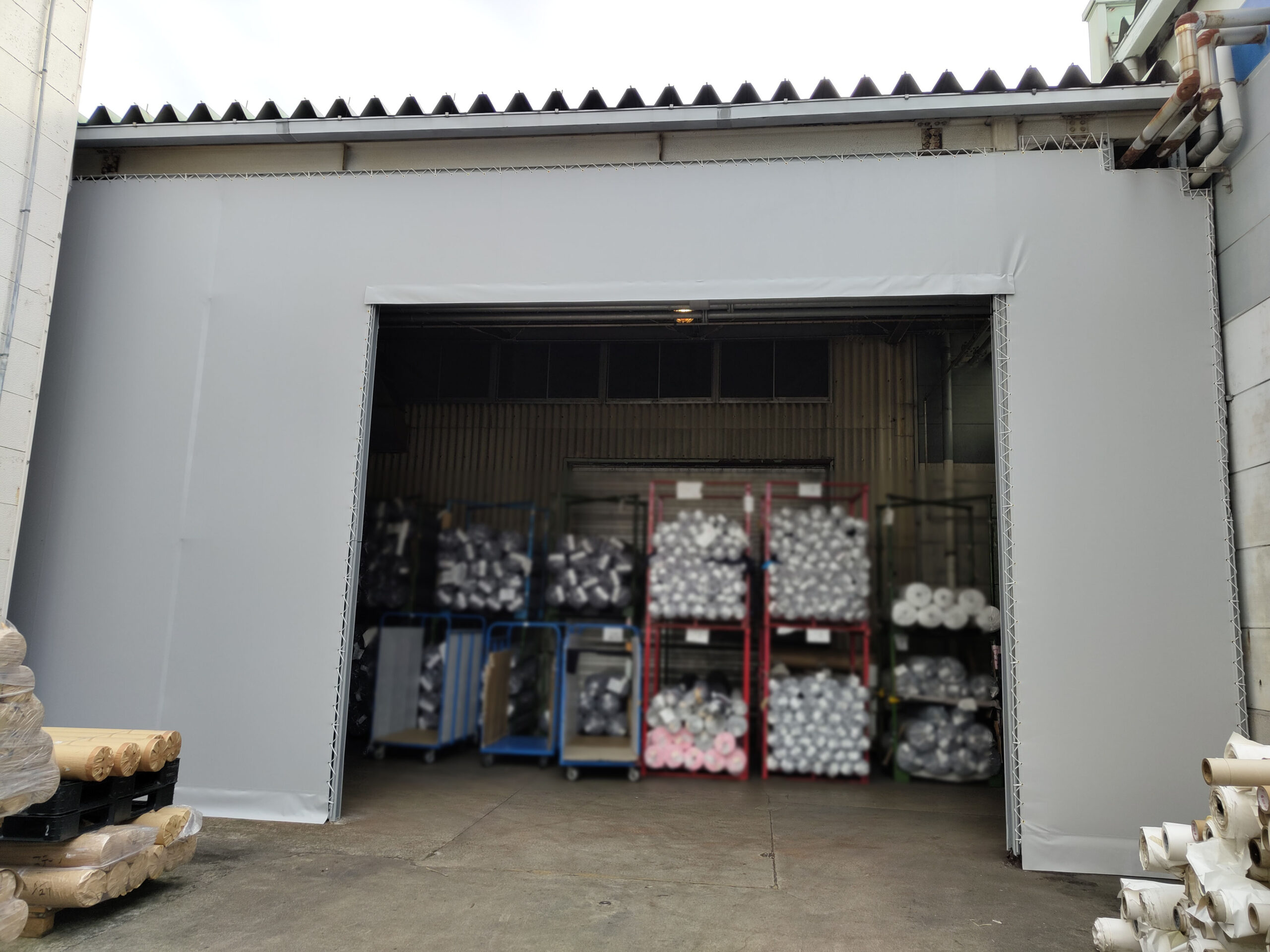 某企業様 工場入口 壁面シート張替工事 - オリジナルテント.COM