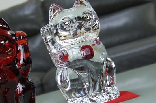 名入れバカラ 招き猫 レッドオクトゴン｜開業祝い・法人ギフトに贈る