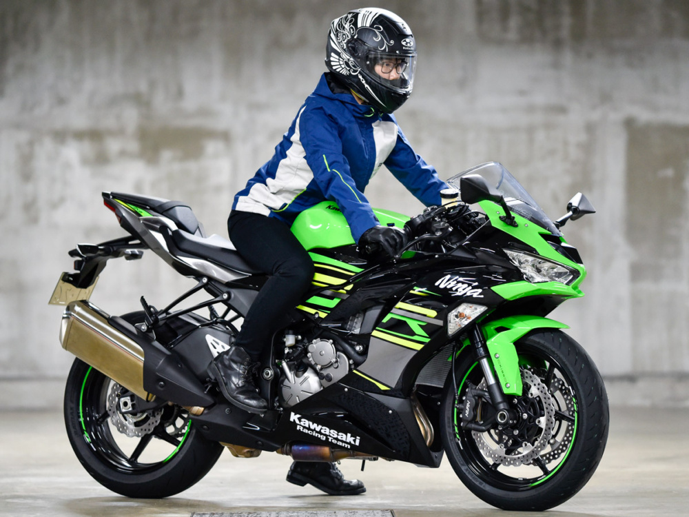 女性ライダーの足つきチェック]Ninja ZX-6R KRT Edition(2019年撮影