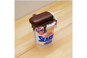 溶けたアイスのフタどめフィギュア カップヌードル 溶けたアイスのフタど