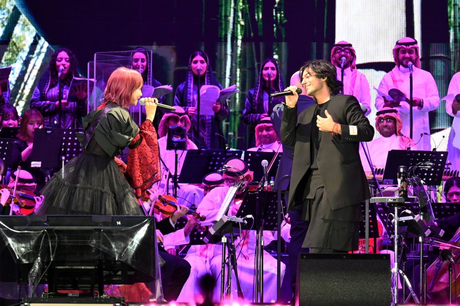 ありがとう石油王」サウジ超絶イケメンとLiSA共演、万博豪華ライブ