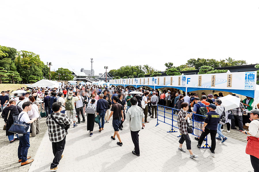 人気の「日本酒祭」が大阪・扇町公園で、全27蔵81種の酒が集結