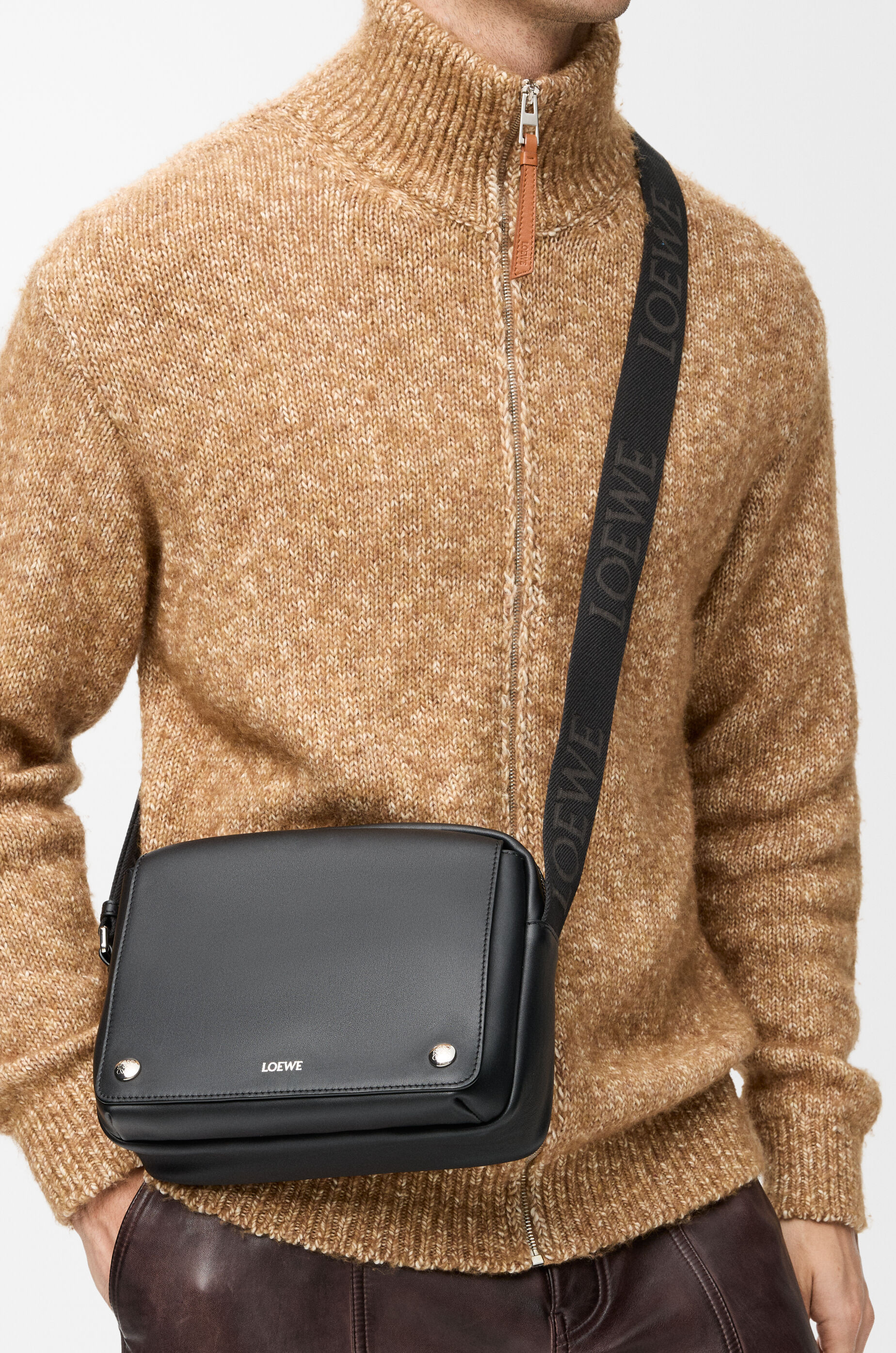 ペブル メッセンジャーバッグ ミディアム（スムースカーフ） ブラック