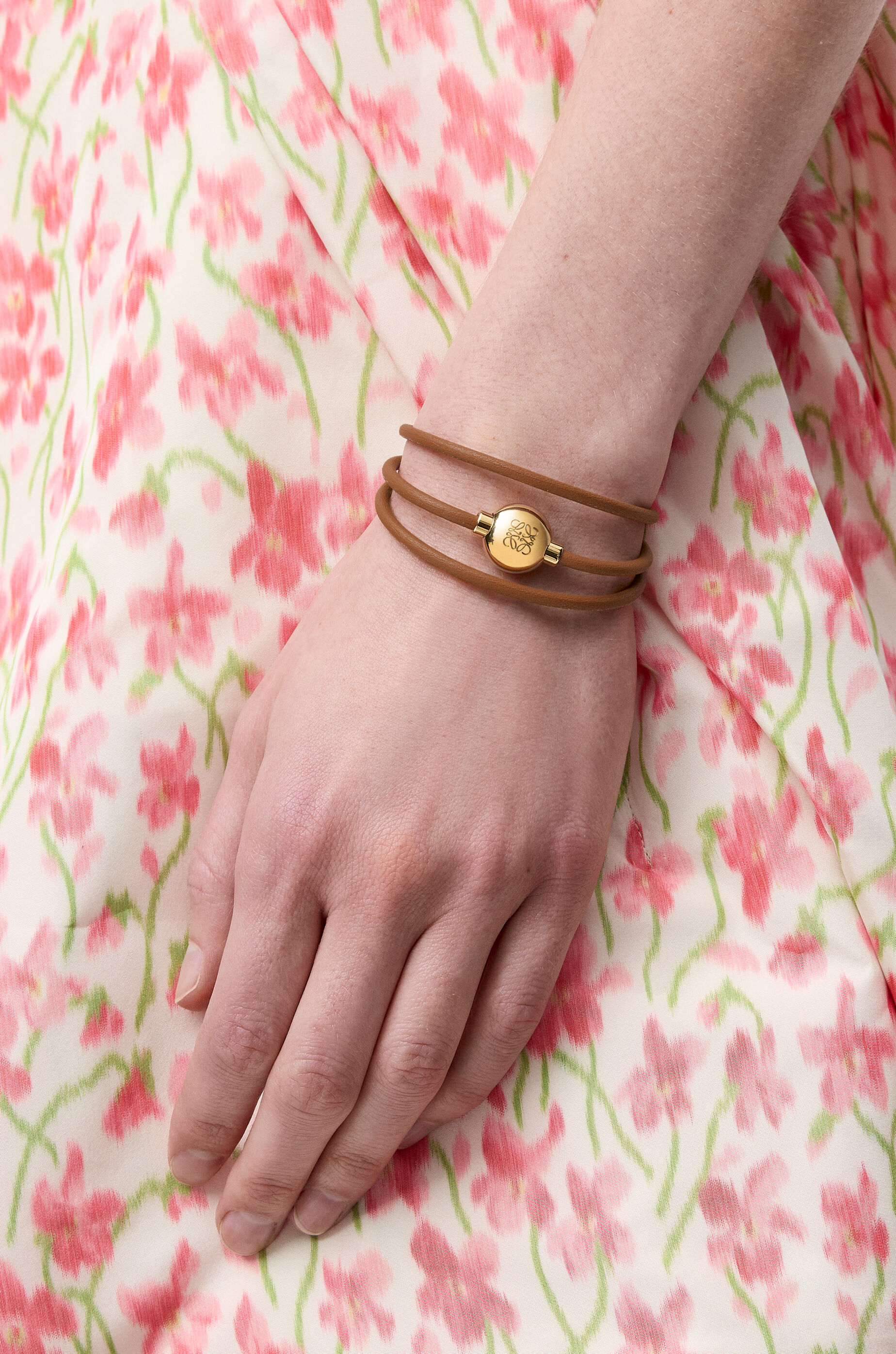 ぺブル ブレスレット（カーフ） ベージュ - LOEWE Japan official website