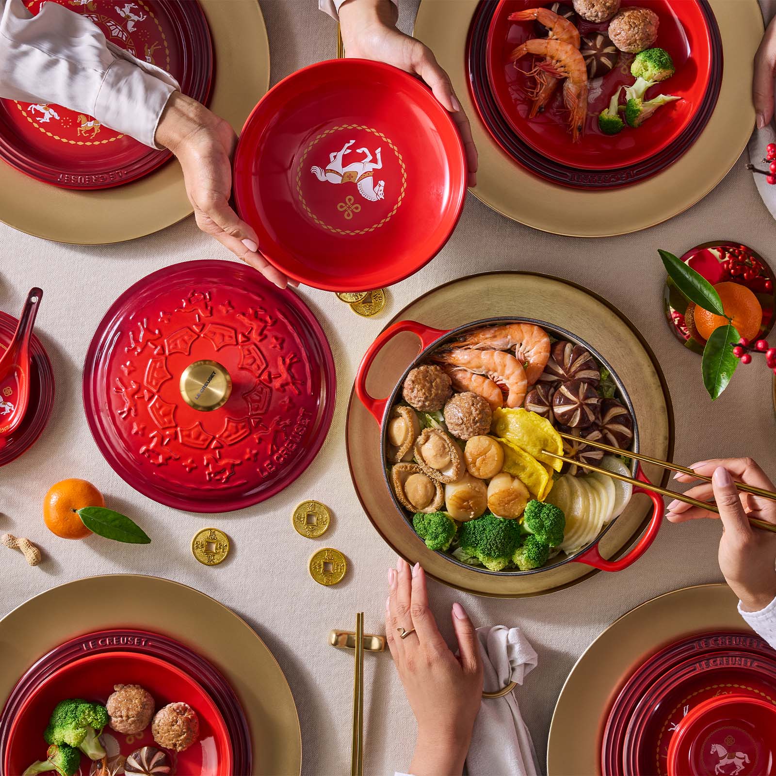 シグニチャー ココット・ロンド ホースレリーフ 22cm チェリーレッド