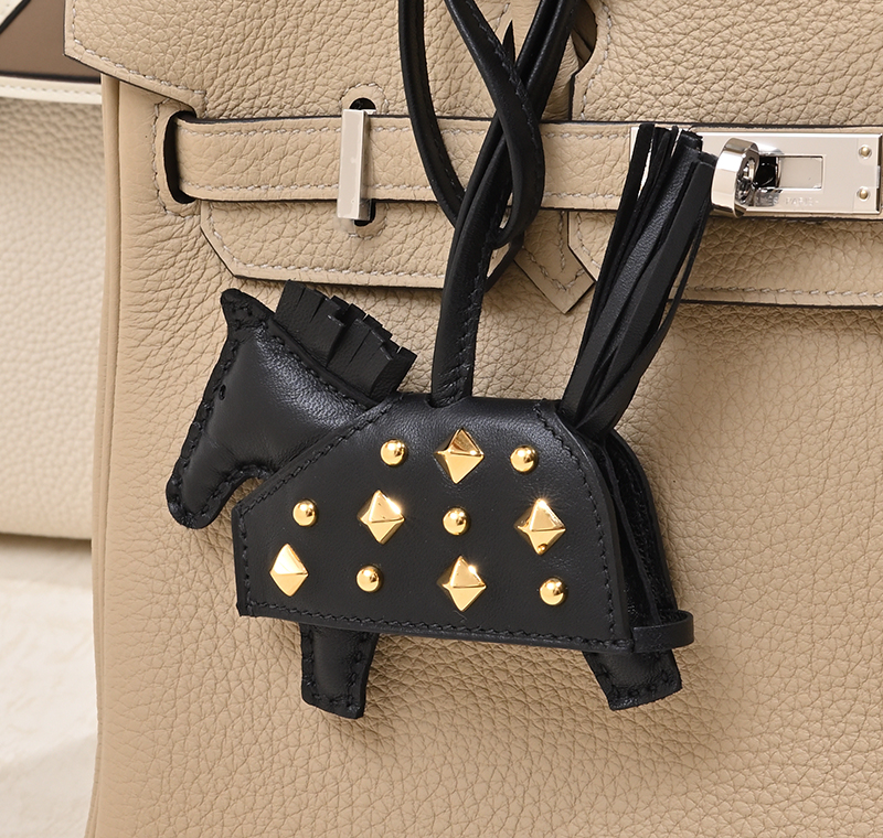 個性豊かなローブ姿にひと目惚れ！エルメスの新作バッグチャーム