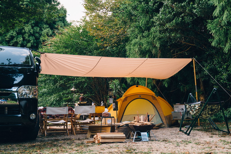 便利なカータープの下で、ノースフェイスのビンテージテントが映える