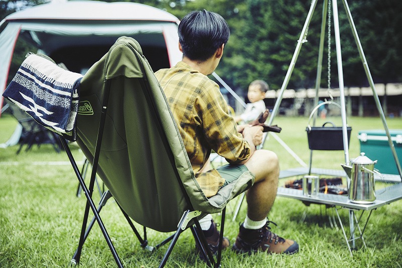 ソファのような座り心地のチェアがコールマンから発売！持ち出し自由