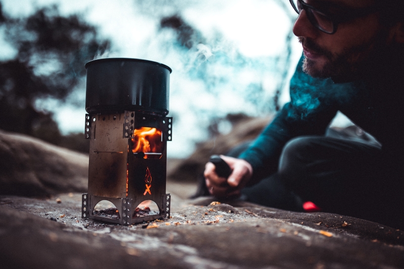 技術大国ドイツから、すごい焚き火台がやってきた！片手サイズの極薄