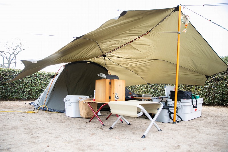 ザ・ノース・フェイスのテントがお気に入り。1人と1匹で過ごす静かな