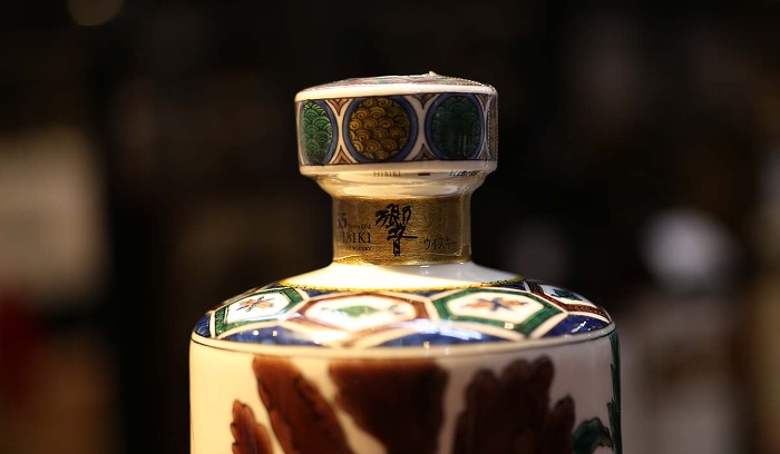 響35年・古九谷 写し色絵牡丹蝶図筒形瓶の買取はライフバケーションに