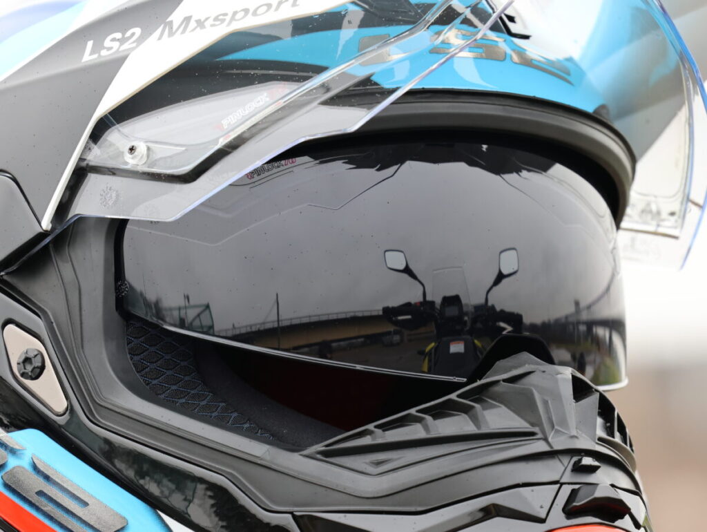 林道ツーリングで使い勝手抜群！ LS2のシールド付きオフロード